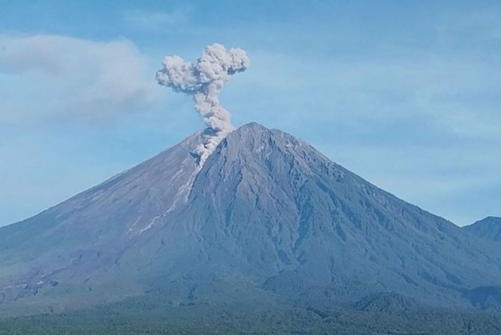 Erupsi Gunung Semeru yang masih terus dipantau karena berada pada Level III atau siaga. SP/ LMJ
