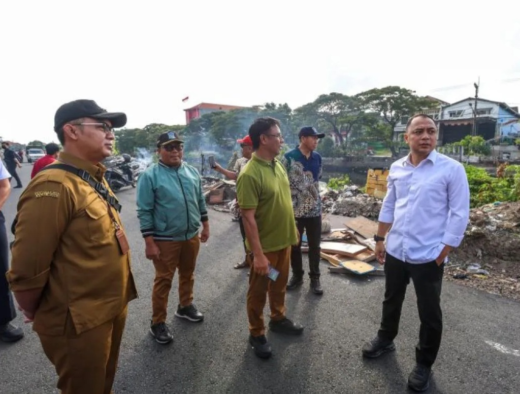 Wali Kota Surabaya Eri Cahyadi saat meninjau Jalan Kali Tebu, Kota Surabaya. P/ SBY