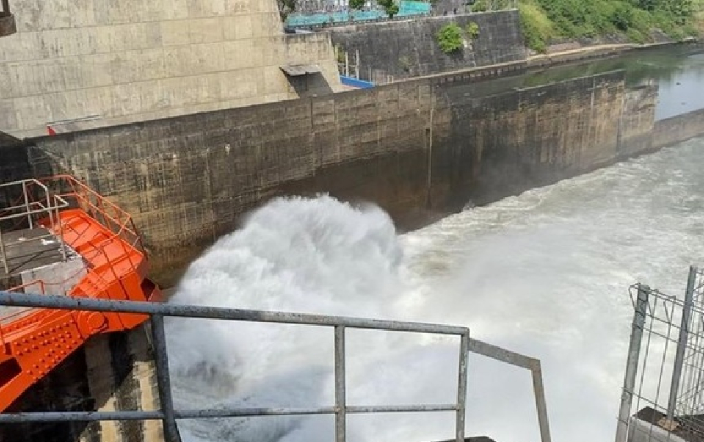 Kegiatan flushing alias pladu bendungan di Bendungan Wlingi dan Lodoyo Kabupaten Blitar. SP/ BLT