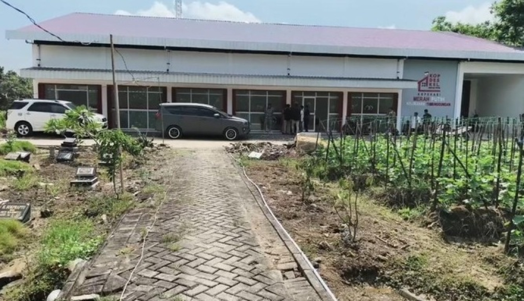 Suasana bangunan Koperasi Desa Kelurahan Merah Putih (KDMP) di kawasan Tumenggungan Baru, Lamongan yang dekat kuburan. SP/ LMG