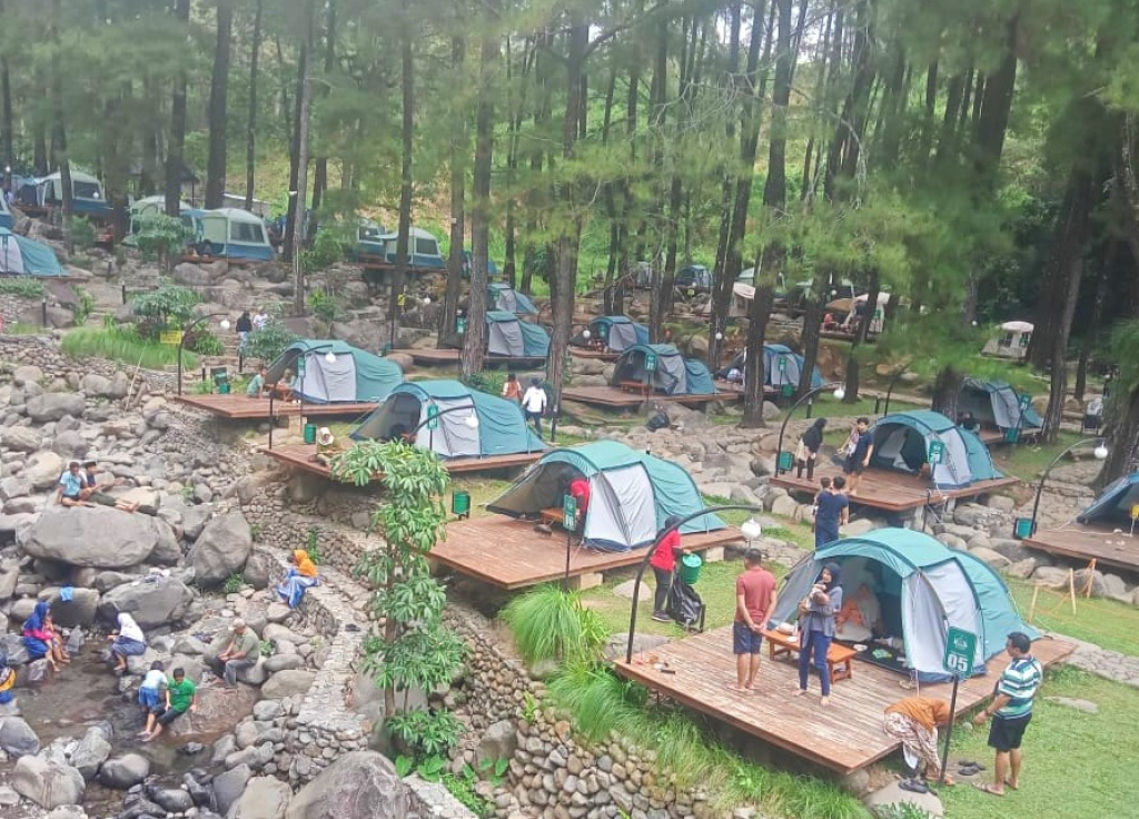 Wisatawan memadati wisata alam Jolotundo Glamping & Edu Park, di Desa Bajulan, Kecamatan Loceret, Nganjuk. SP/ NGJ