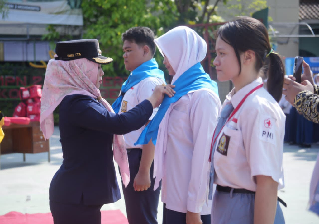 Wali Kota Mojokerto Ika Puspitasari saat mengukuhkan anggota Palang Merah Remaja (PMR) masa bakti 2026–2027. SP/ DWI