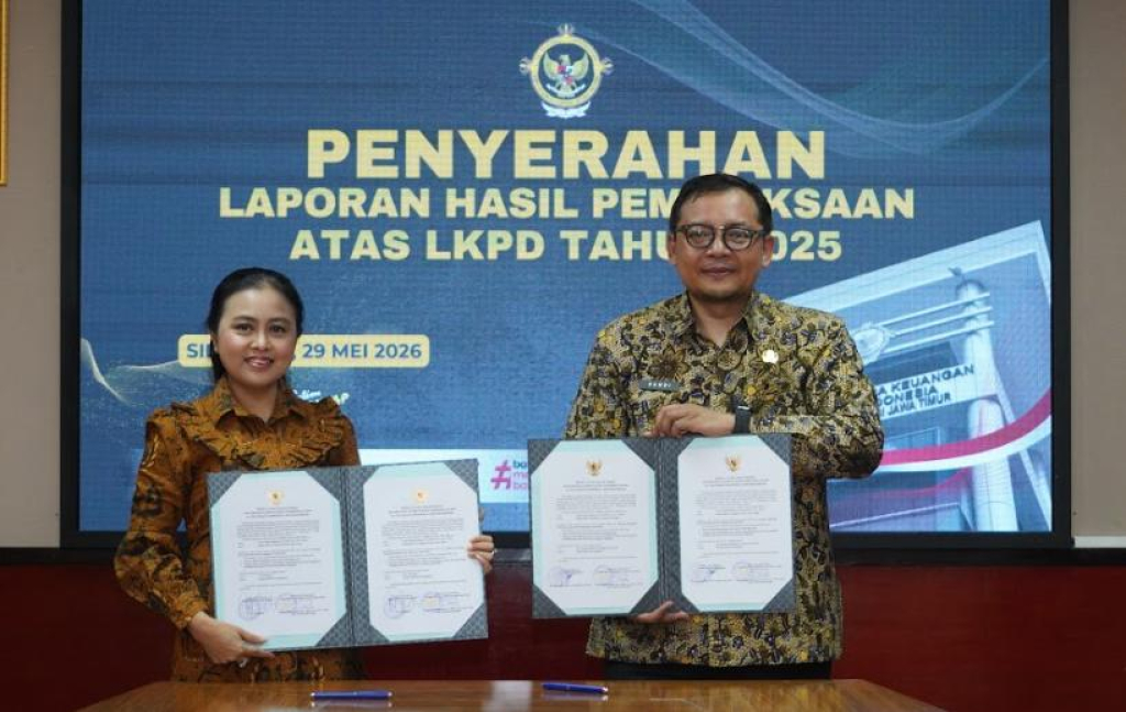 Wakil Wali Kota Mojokerto Rachman Sidharta Arisandi saat menerima Laporan Hasil Pemeriksaan (LHP) dari BPK. SP/ DWI