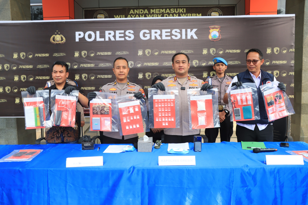 Satresnarkoba Polres Gresik saat menunjukkan barang bukti pengungkapan kasus besar jaringan narkoba Madura-Gresik. SP/ MADID