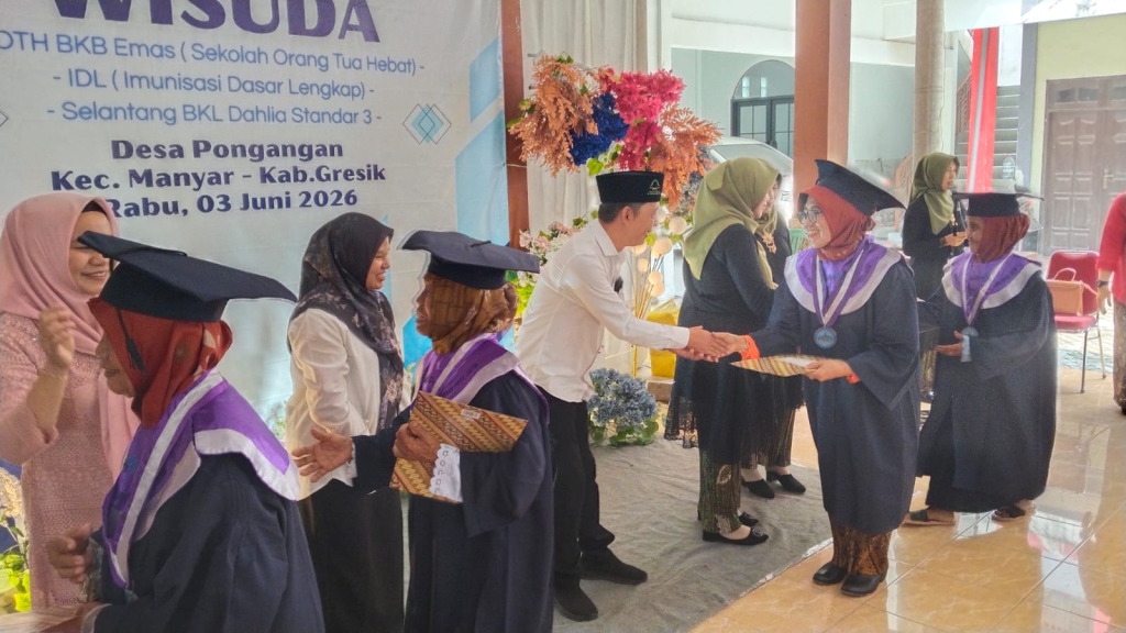 SP/Maidid
Kades Pongangan Aang Chunaifi memberi ucapan selamat kepada wisudawan lansia dari Sekolah Lansia Tangguh Dahlia Standar 3 tahun 2026. SP/ MAIDID
