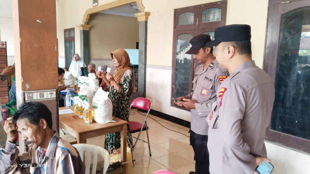Polsek Wonodadi Polres Blitar Kota melaksanakan kegiatan pengamanan penyaluran Bantuan Sosial (Bansos) sekaligus Jumat Berkah. SP/ Lestariono