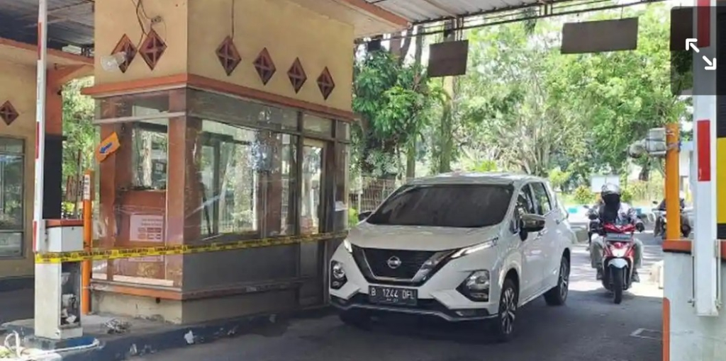 Pintu masuk dari Kab.Makang menuju akses Kab.Blitar dngn bayar restrubusi. SP/ Lestariono