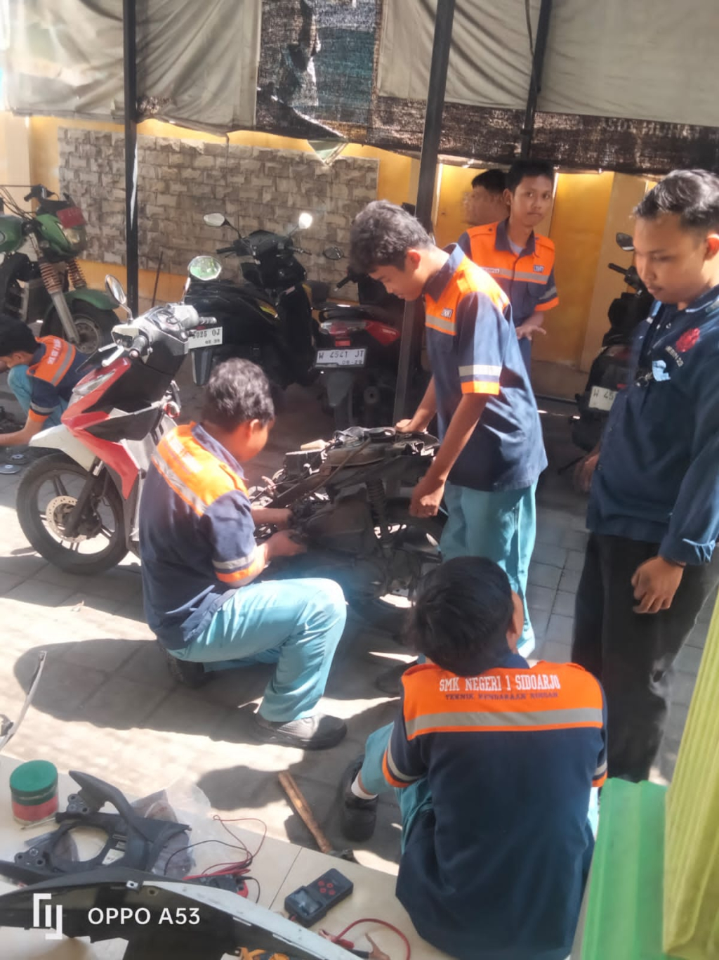 Peristiwa Siswa SMKN 1 Sidoarjo Gelar Karya Siswa Buka Service Motor Berkeliling