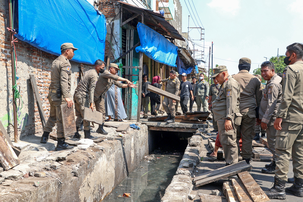 Peristiwa Kembalikan Fungsi Saluran, Pemkot Surabaya Tertibkan Lapak PKL di Jalan Gembong Tebasan