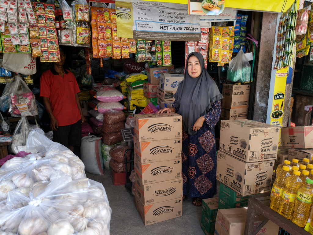 Perum BULOG Kantor Cabang Mojokerto terus memperkuat upaya stabilisasi pasokan dan harga pangan melalui penyaluran minyak goreng MinyaKita di Pasar Tanjung, Kota Mojokerto. SP/ DWI