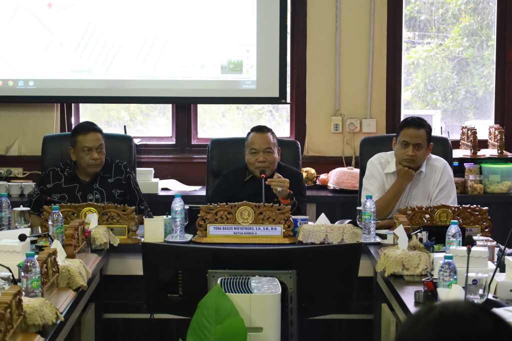 Ketua Komisi A DPRD Surabaya Yona Bagus Widyatmoko saat hearing di Komisi A DPRD Surabaya mencara soslusi dari persoalan eks tanah ganjaran Kelurahan Sumur Welut. SP/ Al Qomaruddin
