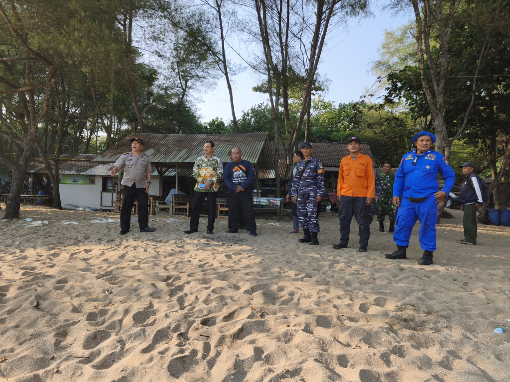 Polsek Bakung bersama Tim SAR Gabungan berupaya melakukan pencarian korban laka laut di Pantai Pangi, Desa Tumpak Kepuh, Kecamatan Bakung, secara maksimal hari ini Minggu (14/6/2026).  SP/ Lestariono