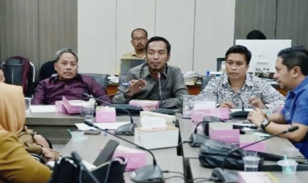 Ketua Komisi IV DPRD Gresik Muchammad Zaifuddin (tengah) saat memimpin sebuah rapat komisi. SP/Maidid