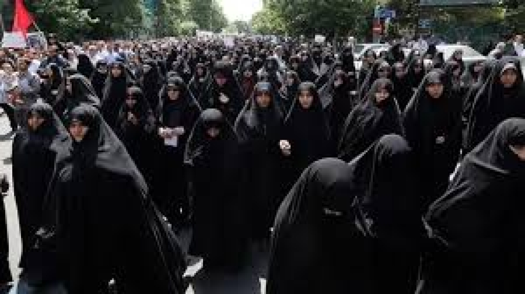 Peristiwa Perempuan Iran Berkerudung Hitam Turun ke Jalanan