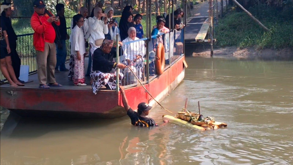 Kades Bogempinggir, Haji Sutikno, bersama jajaran lembaga desa dan tokoh masyarakat saat melepas sesaji larung di sungai mas. SP/JUMAIN