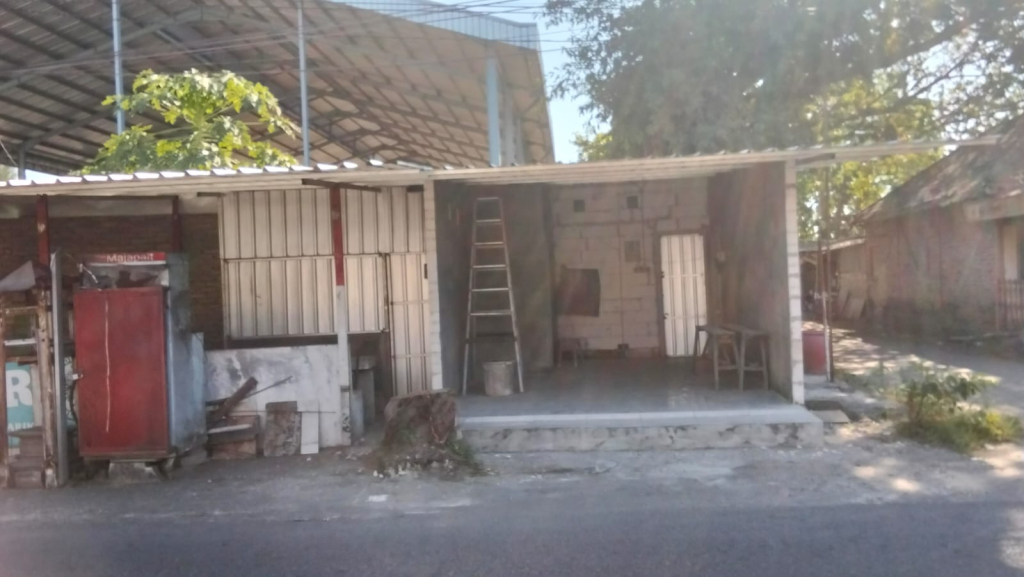 Kondisi bangunan warkop pojok SMAN 1 Tarik yang berdiri diatas tanah aset milik Desa Janti dan Pemkab Sidoarjo. SP/JUMAIN