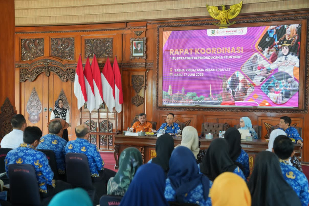 Wali Kota Mojokerto, Ika Puspitasari, saat membuka forum koordinasi isu strategis kependudukan dan stunting di Sabha Kridatama Rumah Rakyat, Rabu (17/06/2026).  SP/ DWI