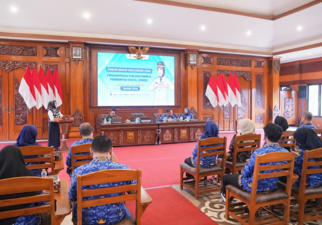 Walikota saat membuka Focus Group Discussion (FGD) Pendampingan Evaluasi Kinerja Pemerintah Digital (PEMDI) yang diikuti perwakilan organisasi perangkat daerah (OPD) di Balai Kota Mojokerto. SP/ DWI