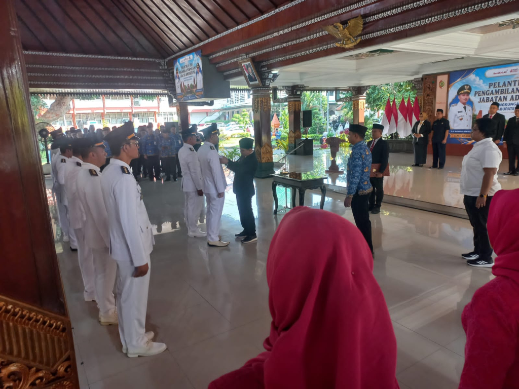 Bupati Mojokerto, Dr. H. Muhammad Al-Barra, Lc., M.Hum., melantik dan mengambil sumpah janji jabatan bagi 16 pejabat struktural lingkup Pemerintah Kabupaten Mojokerto. SP/ DWI