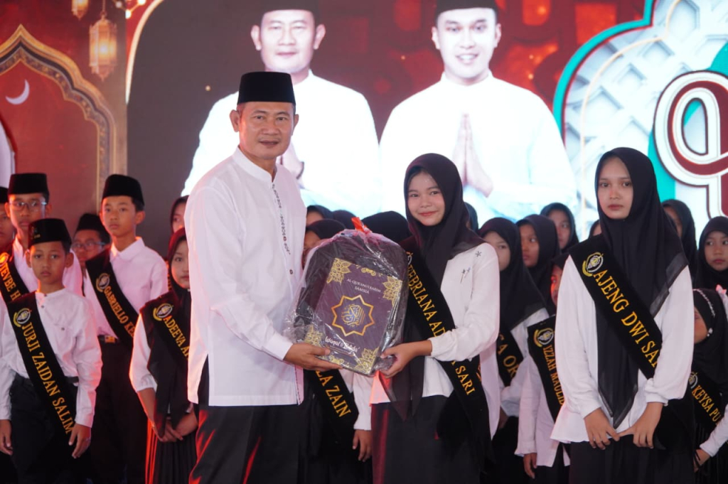 Bupati menyerahkan hadiah perlengkapan sekolah kepada perwakilan hafidzah. SP/MUHAJIRIN