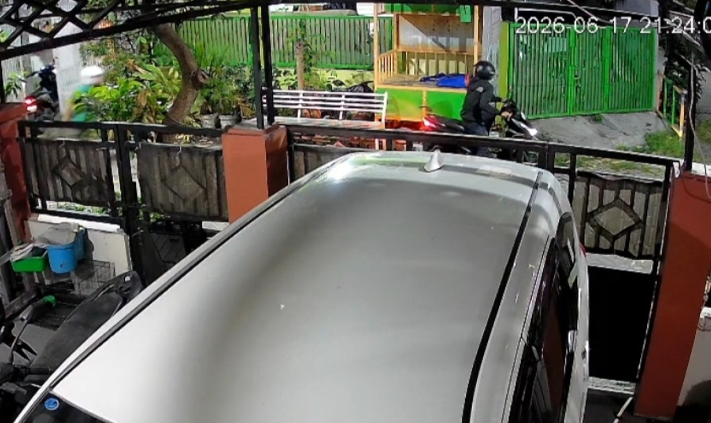 Rekaman CCTV yang merekam aksi dua pencuri di Jalan Rubi V Perum PPS, Desa Suci, Kecamatan Manyar, Gresik. SP/ MADID
