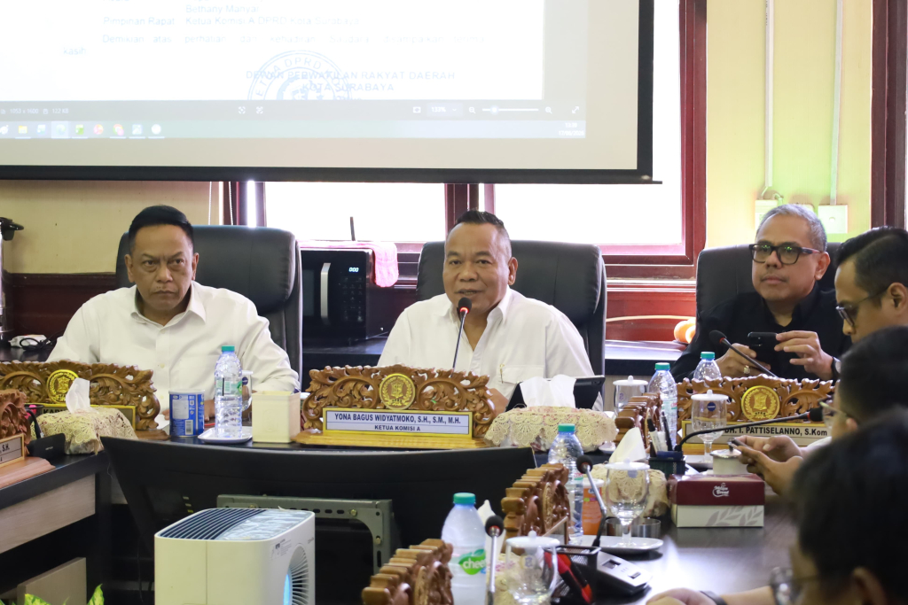 Ketua Komisi A DPRD Surabaya Yona Bagus Widyatmoko saat memimpin hearing persoalan lahan Gereja Bethany Indonesia dan warga RW 5 Kelurahan Menur Pumpungan, Kecamatan Sukolilo. SP/ Al Qomaruddin