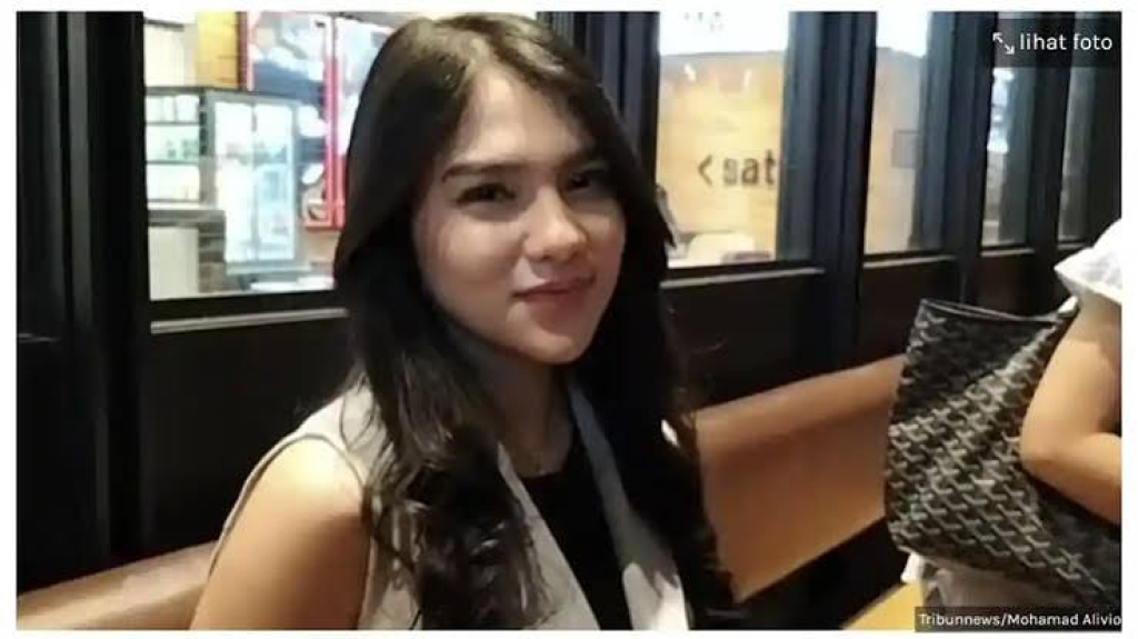 Davina Karamoy, mendatangi Polda Metro Jaya, Jakarta Selatan