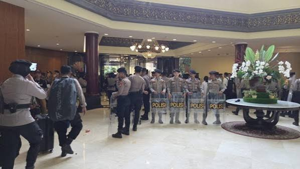 Eksekusi hotel Sultan di Jakarta, Kamis (18/6) diwarnai kericuhan dan keunikan.