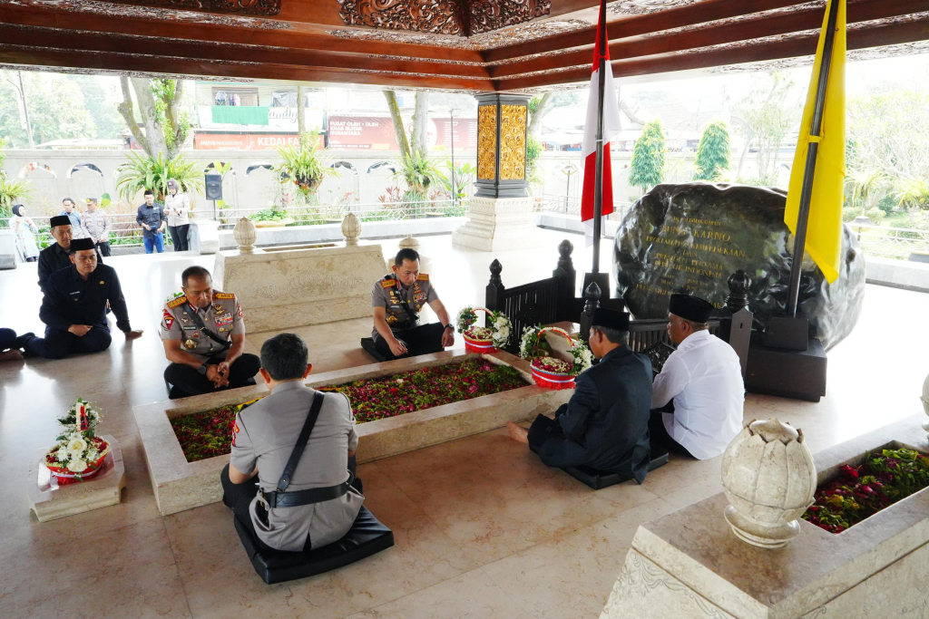 Kunjungan Kapolri Jendral Pol.Liztyo Sigit Prabowo ziarah ke Makam BK di Blitar pada Sabtu siang (21 Juni 2026). SP/ Lestariono