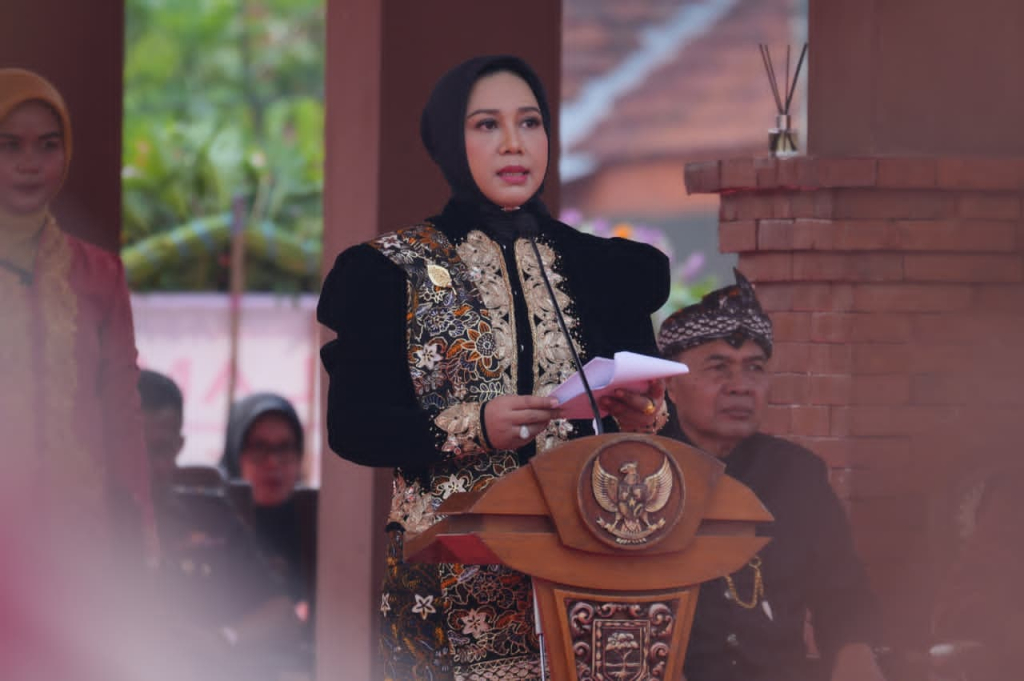 Walikota Mojokerto Ning Ita saat merayakan Peringatan Hari Ulang Tahun (HUT) ke-108 Kota Mojokerto di Alun-Alun Wiraraja. SP/ DWI