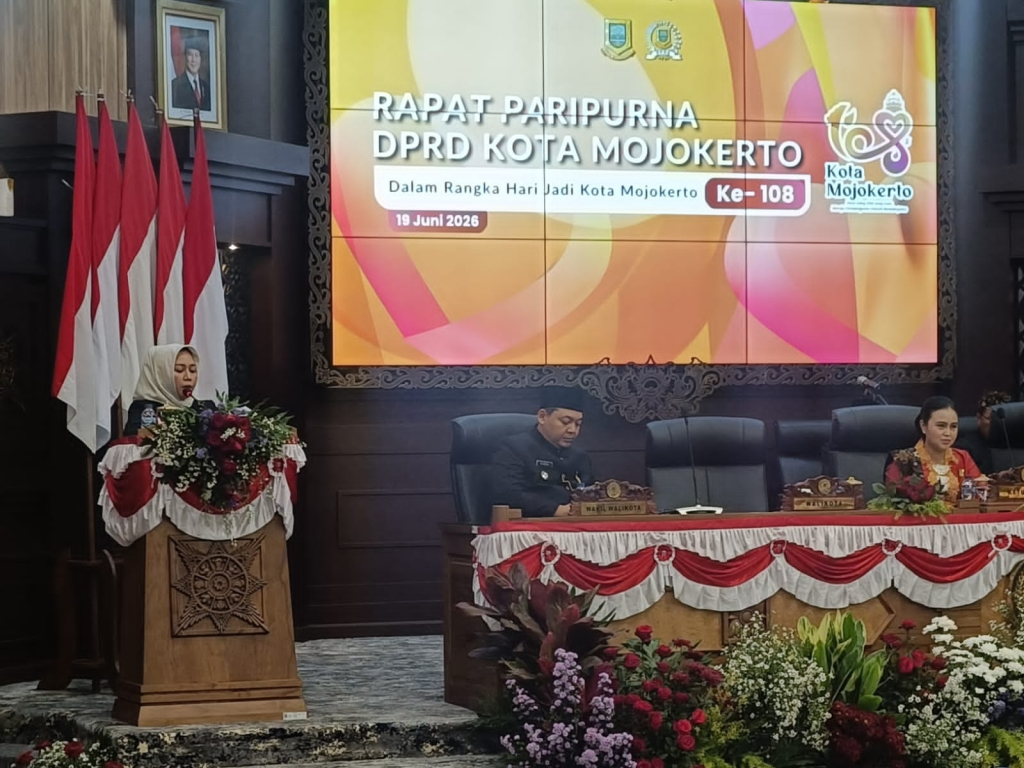 DPRD Kota Mojokerto menggelar Rapat Paripurna Istimewa dalam rangka memperingati Hari Jadi Kota Mojokerto ke-108 di ruang sidang utama DPRD Kota Mojokerto, Jumat (19/6/2026). SP/ DWI