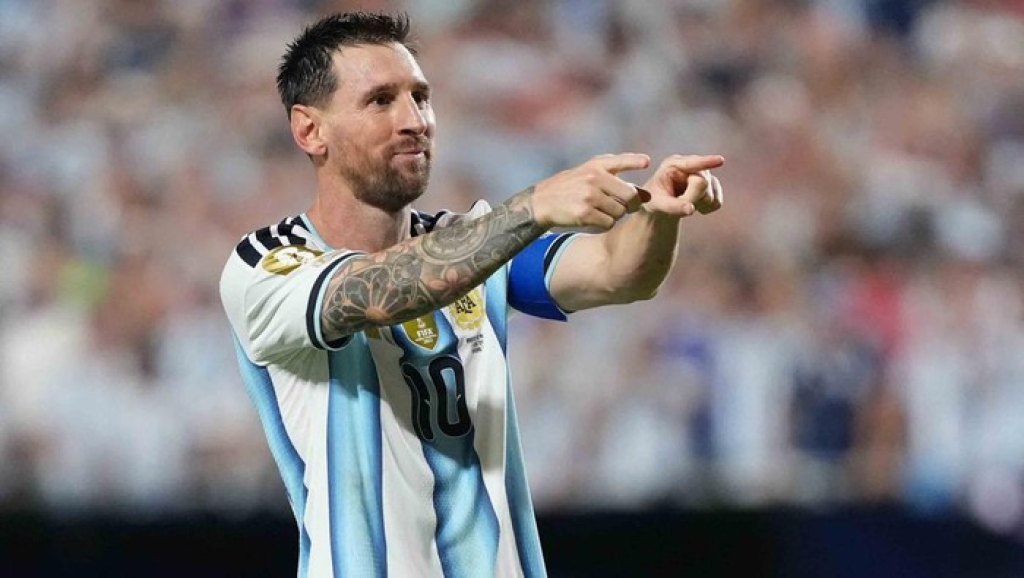 Lionel Messi, kembali menunjukkan bahwa dirinya masih menjadi salah satu pusat perhatian utama di panggung sepak bola dunia.