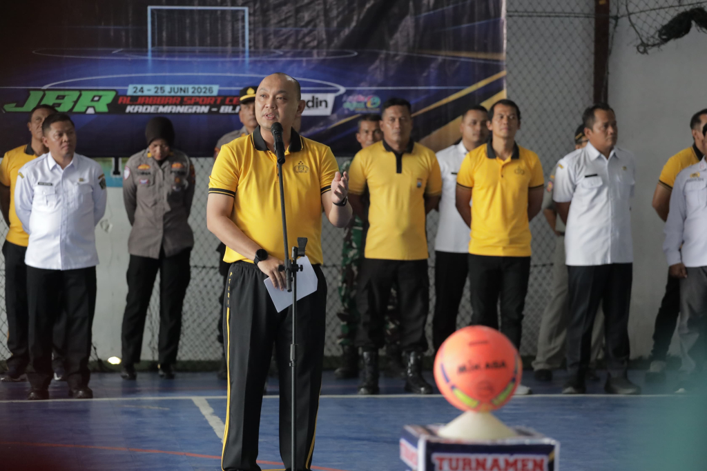 Polres Blitar menggelar pembukaan Turnamen Futsal Kapolres Cup yang diikuti oleh tim futsal putra tingkat SMA/SMK se-Kabupaten Blitar. SP/ Lestariono