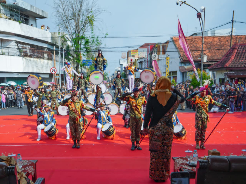 Wali Kota Mojokerto Ika Puspitasari saat membuka Kirab Budaya Mojo Bangkit yang menjadi rangkaian perayaan Hari Jadi ke-108 Kota Mojokerto. SP/ DWI