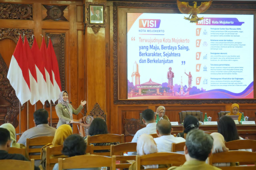 Walikota Ning Ita saat membuka Forum Konsultasi Publik Optimalisasi Pelayanan Perizinan untuk Mendorong Investasi dan Kemudahan Berusaha di Ruang Sabha Mandala Madya, Balai Kota Mojokerto. SP/ DWI