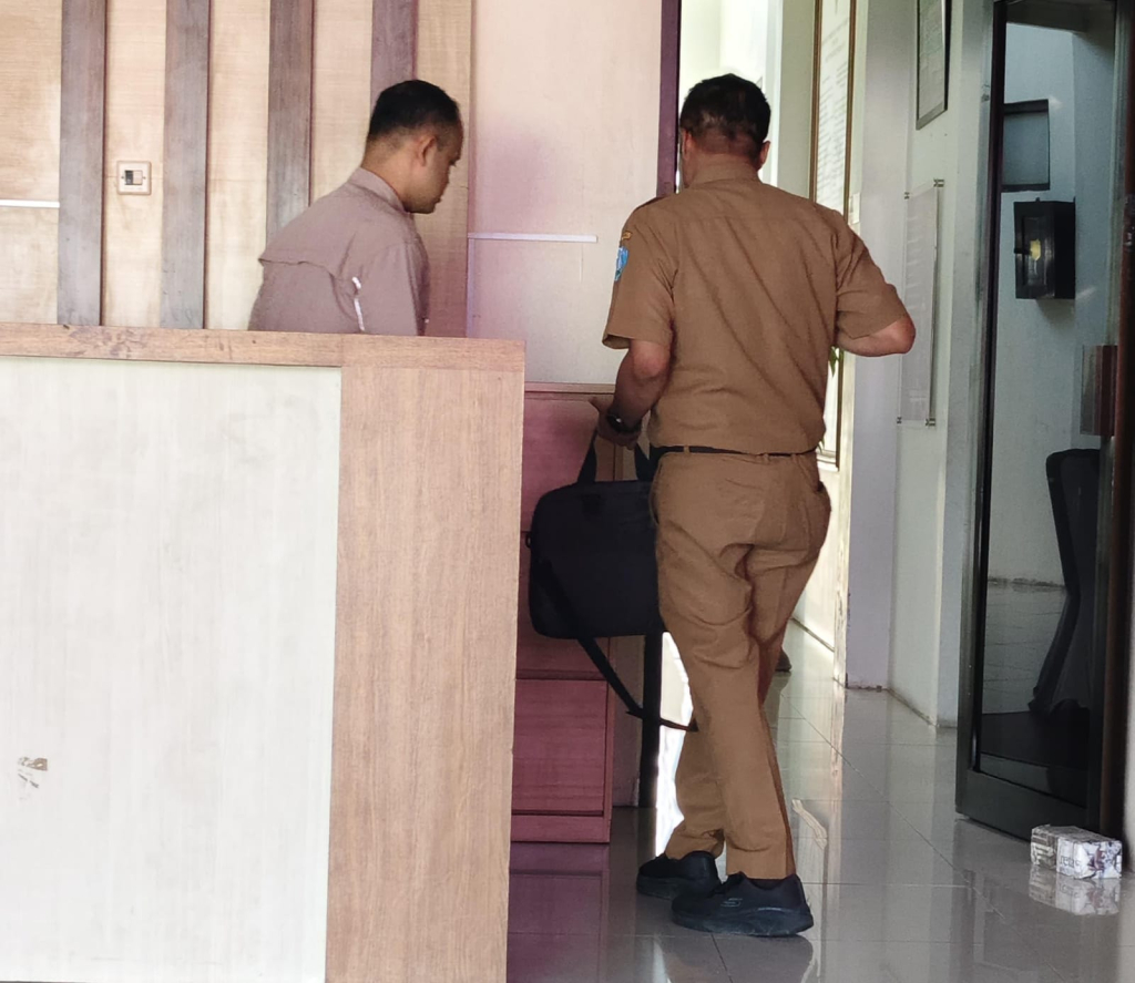 Fuad salah satu pejabat Setwan DPRD Ponorogo saat memasuki ruang penyidik Pidsus Kejari Ponorogo. 
