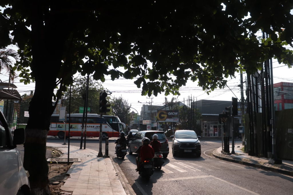 Salah satu perempatan di jl.Mayjend Panjaitan terjadi penumpukan kendaraan akibat lampu lalulintas yang mati.