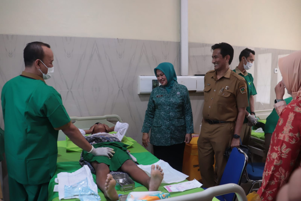 Erni Hari Wuryanto Ketua TP PKK Kabupaten Madiun bersama drg.Farid Amirudin saat meninjau kegiatan khitan masal di RSUD Caruban.