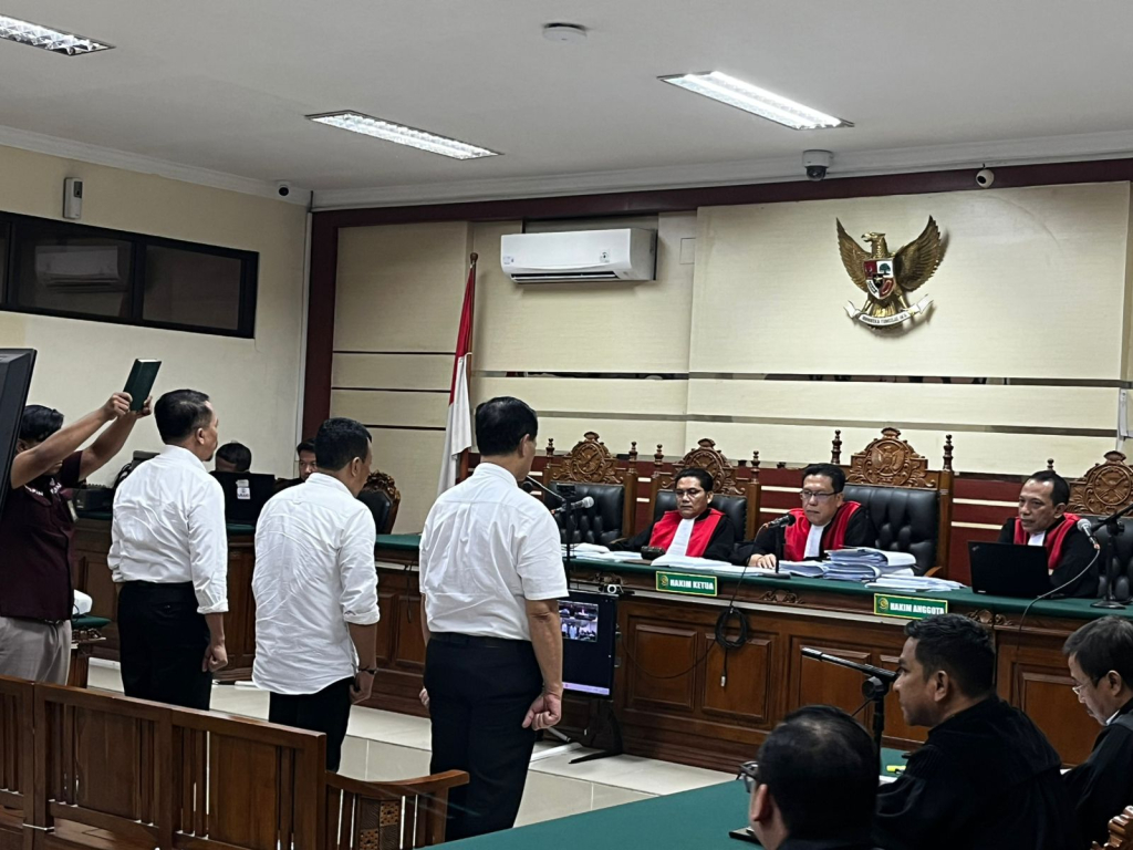 Tiga terdakwa saat menjadi saksi mahkota diambil sumpah dalam sidang korupsi Ponorogo yang digelar di Pengadilan Tipikor Surabaya. 