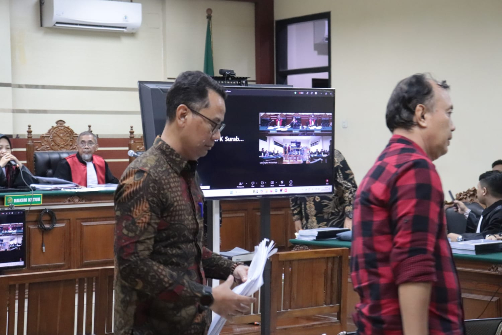 Saksi Sudandi usai persidangan lanjutan kasus dugaan korupsi kota Madiun di pengadilan Tipikor Surabaya.