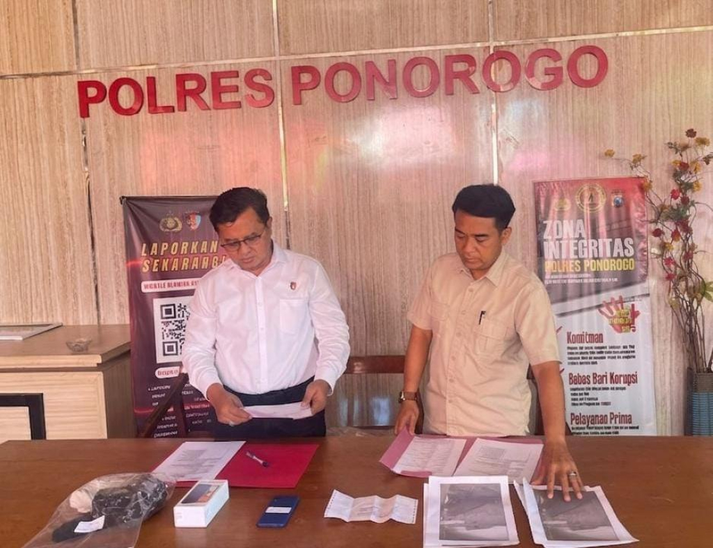 Petugas Sat Reskrim Polres Ponorogo saat menunjukkan hasil kejahatan GAA seorang Mahasiswa di Ponorogo. 