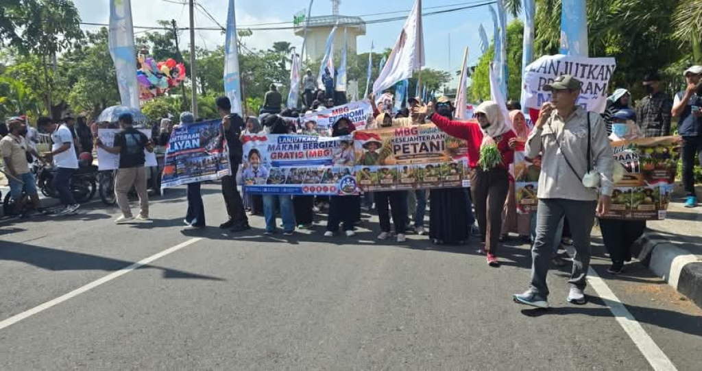 Sekitar 3000 relawan bergerak dan menggelar aksi damai, atas dukungan agar Makan Bergizi Gratis (MBG) dilanjutkan.

FOTO:SP/MUHAJIRIN