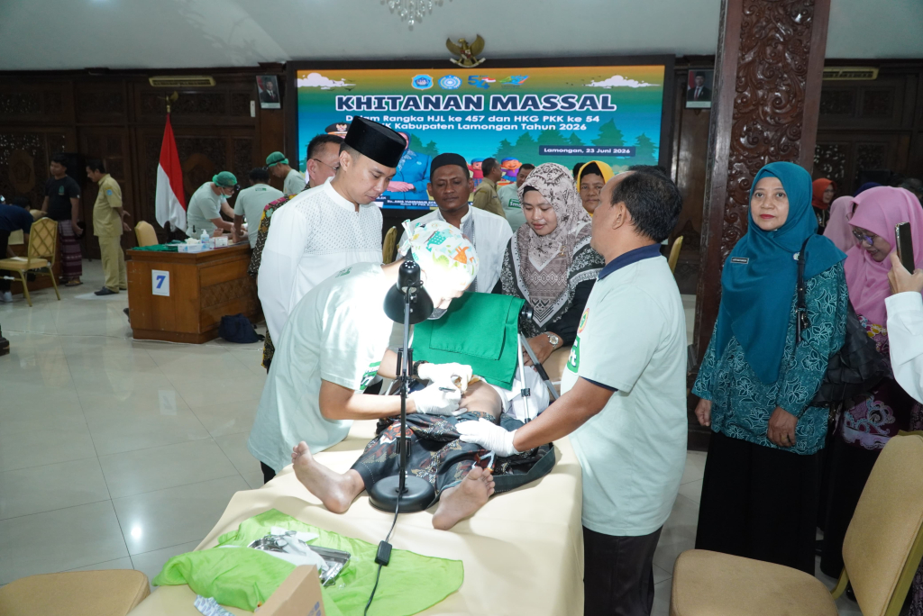 Wabup Lamongan saat melihat langsung pelaksanaan sunatan massal di Pendopo Lokatantra.

FOTO:SP/MUHAJIRIN
