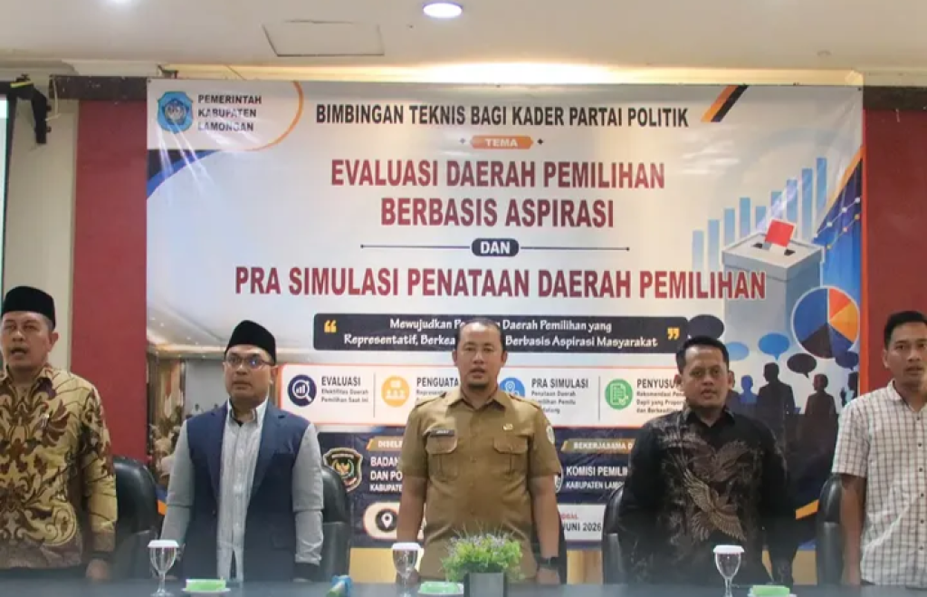 Kepala Bakesbangpol Kabupaten Lamongan Johny Indrianto Firmansyah (tengah), dalam acara Bimtek bagi kader partai politik belum lama ini.

FOTO:SP/IST