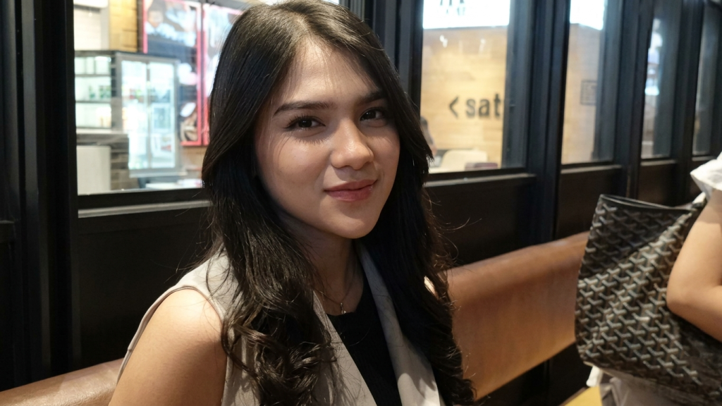 Davina Karamoy, mendatangi Polda Metro Jaya, Jakarta Selatan