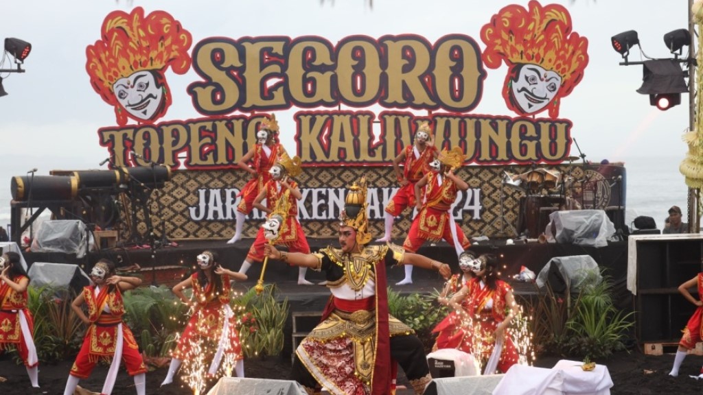 Kegiatan Segoro Topeng Kaliwungu 2025 di Pantai Watu Pecak Lumajang.  SP/ LMJ