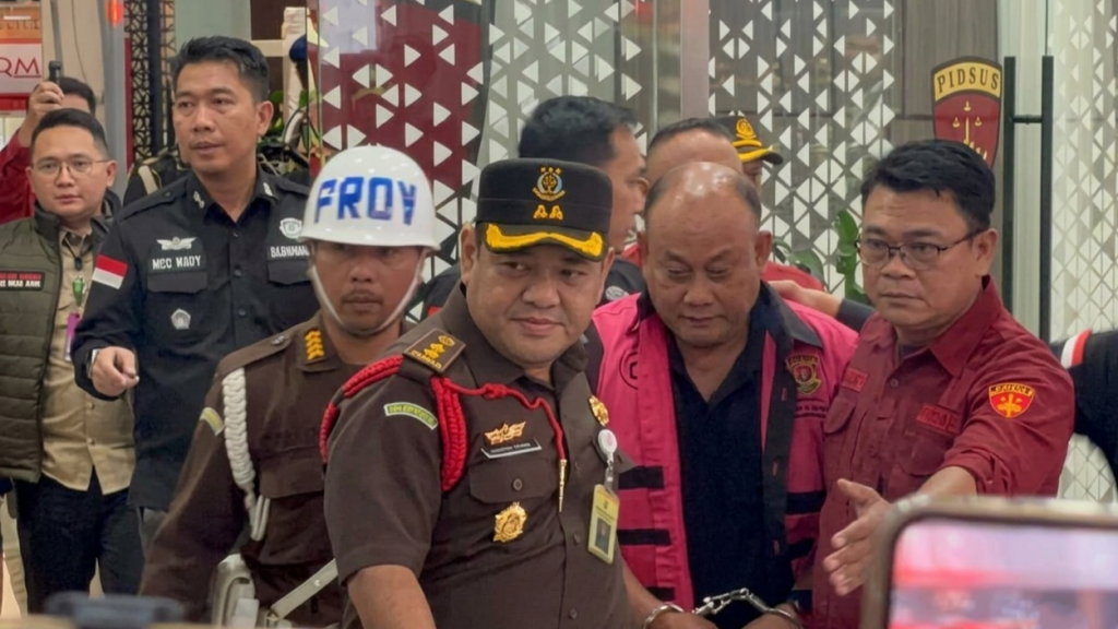 Dadan Berwajah Suram Kepala Plontos, Sudah Diborgol Kejagung