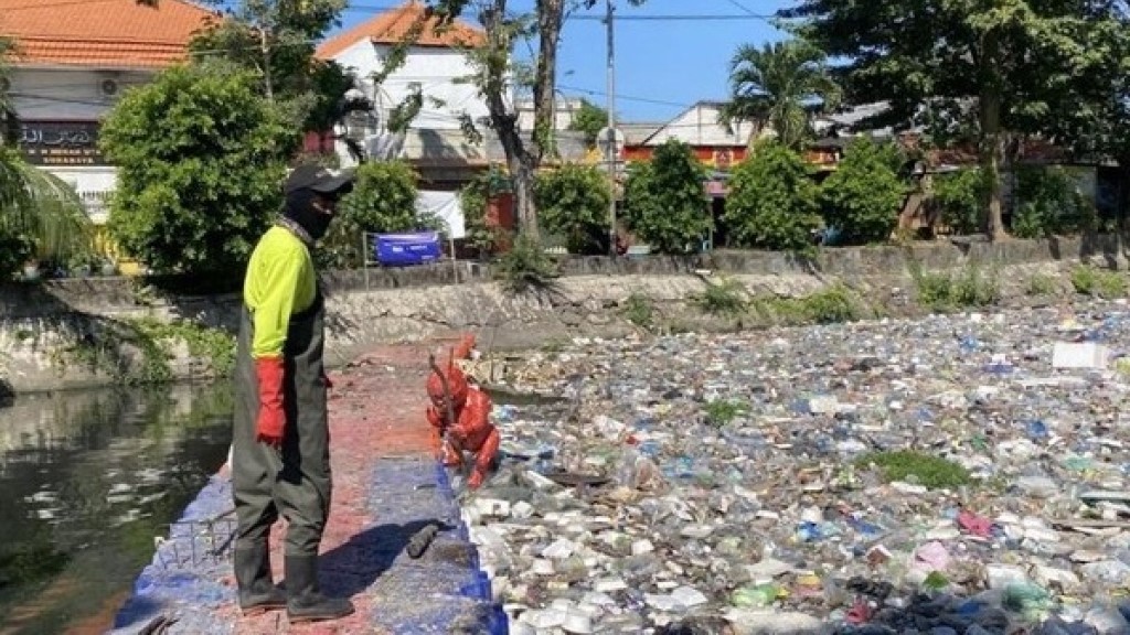 Peristiwa Atasi Sampah Sungai Kali Tebu, Pemkot Surabaya Terjun Langsung Tekan Pencemaran
