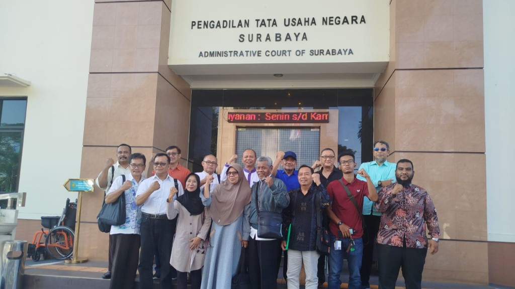 Para pedagang pasar Kota Madiun usai Sidang gugatan pedagang pasar kota Madiun terhadap Surat Keputusan (SK) pencabutan Surat Izin Penempatan (SIP) kios di Pengadilan Tata Usaha Negara (PTUN) Surabaya.