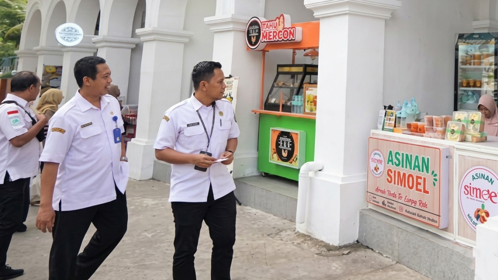 Petugas Disnker KUKM Kota Madiun memantau penerapan kasir digital yang mulai diterapkan kepada para pelaku UMKM di kawasan wisata PRC. SP/ MDN